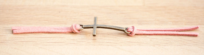 diy creation bijoux bracelet croix suedine