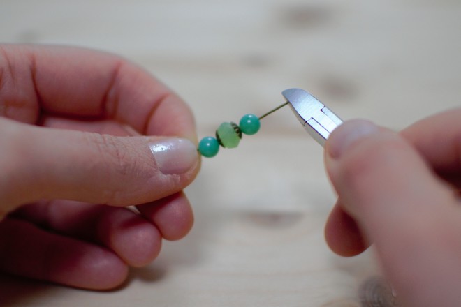 couper les clous à 1 cm des perles