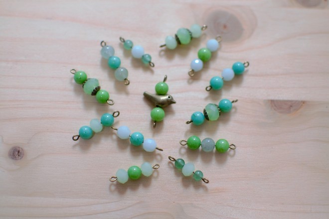 perles vertes sur clous à boucle