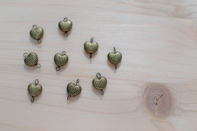 perles cœurs en bronze vieilli texturé