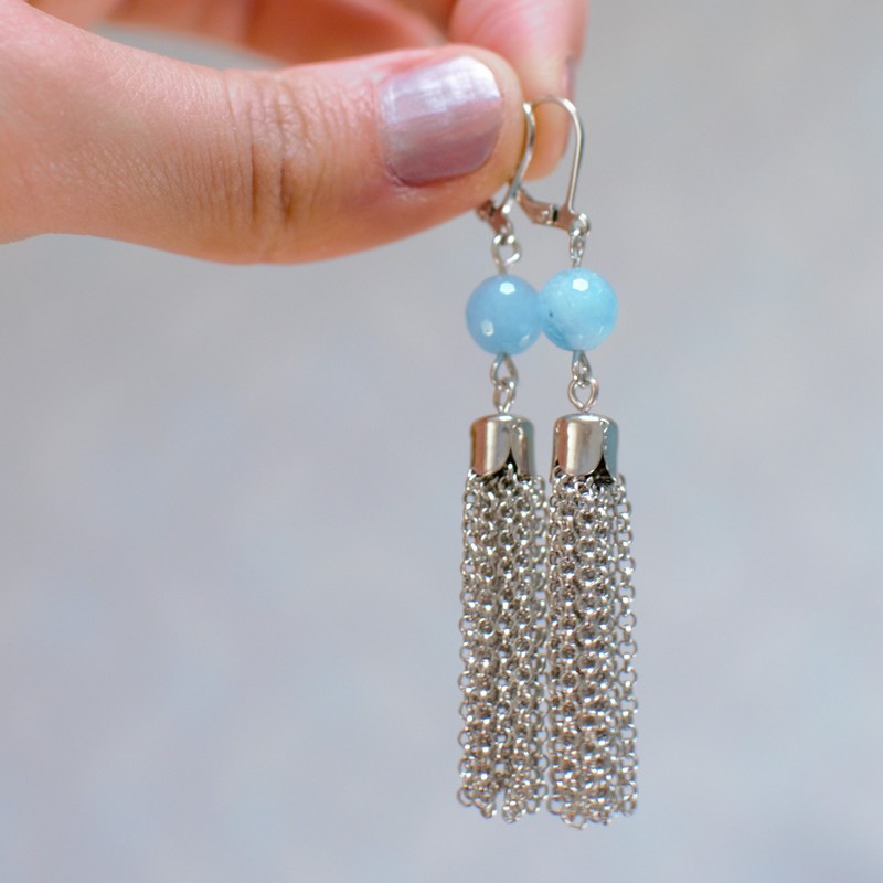 Tuto : Boucles d'oreilles pendantes pompons argentées et perles bleues